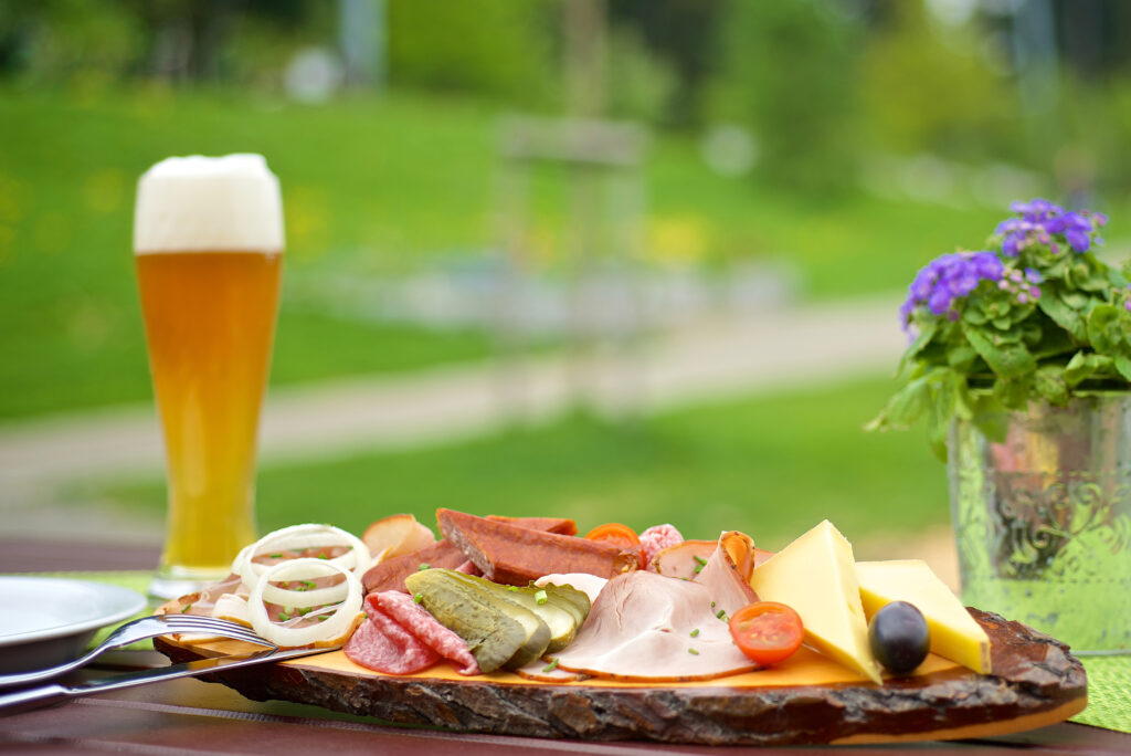 Jausenplatte mit Bier