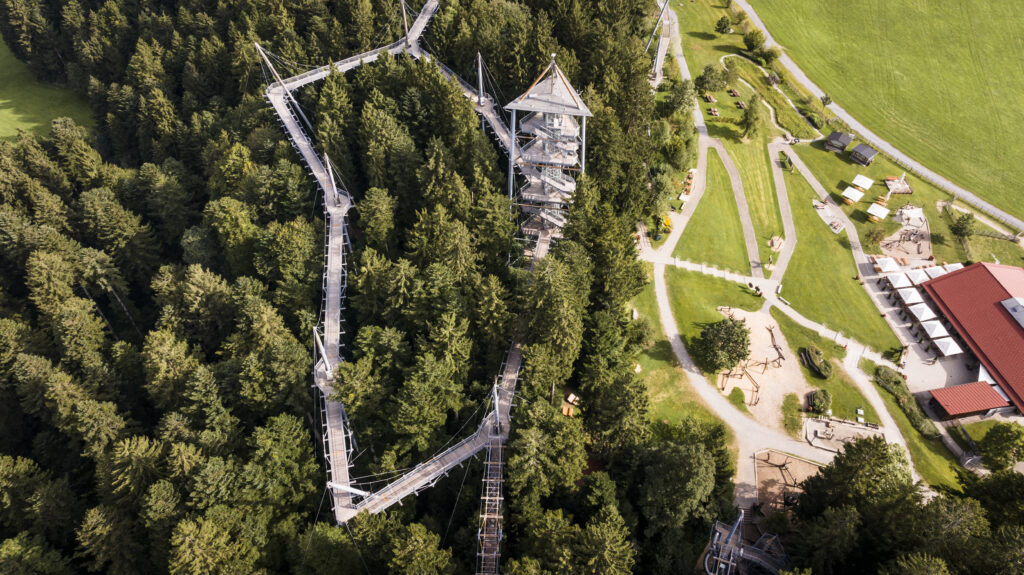Willkommen in der Waldwelt Skywalk Allgäu in Scheidegg! Entdecke über 70 Lieblingsattraktionen auf 60.000 Quadratmetern!