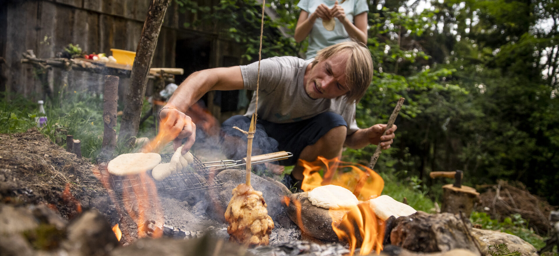 Gemeinsam lernt Ihr wie ohne Feuerzeug und Streichholz Feuer entstehen kann.